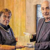 Dr. Martin Burkhardt, Vorsitzender des Heidenheimer Heimat- und Altertumsvereins, übergab die drei historischen Ofenkacheln an Bürgermeisterin Simone Maiwald. Foto: Dennis Straub Dr. Martin Burkhardt, Vorsitzender des Heidenheimer Heimat- und Altertumsvereins, übergab die drei historischen Ofenkacheln an Bürgermeisterin Simone Maiwald. Foto: Dennis Straub