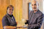 Dr. Martin Burkhardt, Vorsitzender des Heidenheimer Heimat- und Altertumsvereins, übergab die drei historischen Ofenkacheln an Bürgermeisterin Simone Maiwald. Foto: Dennis Straub