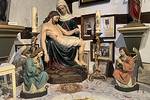 Die Pieta mit zwei Engeln und zwei Kerzen ist eine Leihgabe der Heimtastube Steinheim.