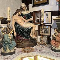 Die Pieta mit zwei Engeln und zwei Kerzen ist eine Leihgabe der Heimtastube Steinheim.